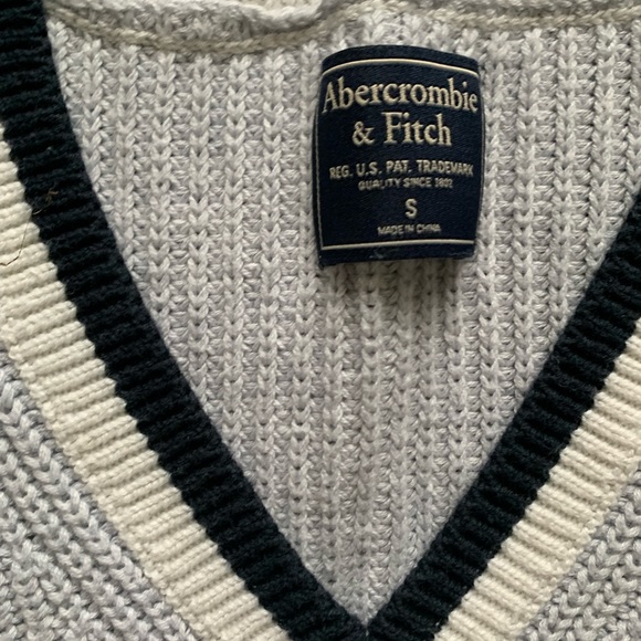 ABERCROMBIE & FITCH SWEATER IN GOOD CONDITION SIZE MEDIUM - Picture 2 of 4